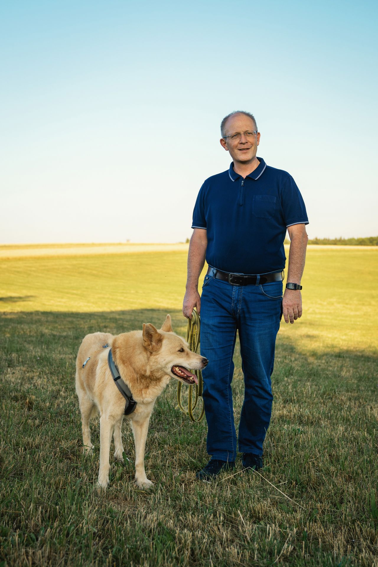 Peter Schuster mit seinem Hund 
